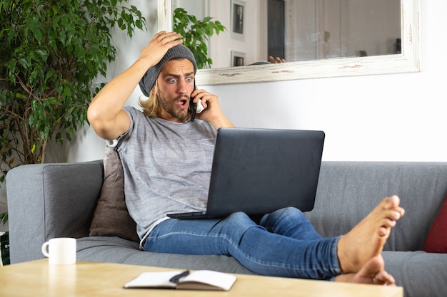 Beau jeune homme caucasien travaillant à la maison