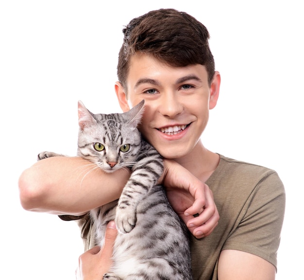 Beau jeune homme avec chat mignon isolé sur blanc