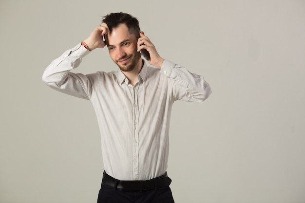 Beau jeune homme en chemise blanche