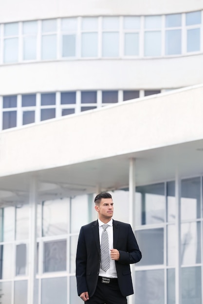 Beau jeune homme en costume formel sur la rue de la ville