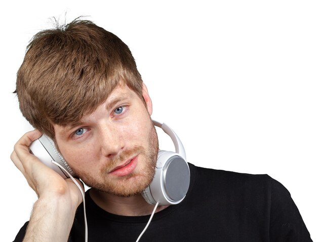 Photo beau jeune homme dans les écouteurs