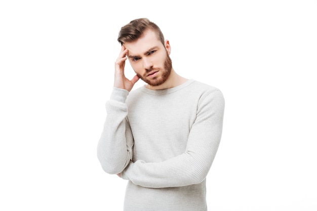 Beau jeune homme dans un pull blanc