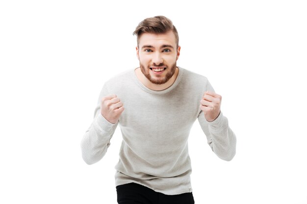 Photo beau jeune homme dans un pull blanc