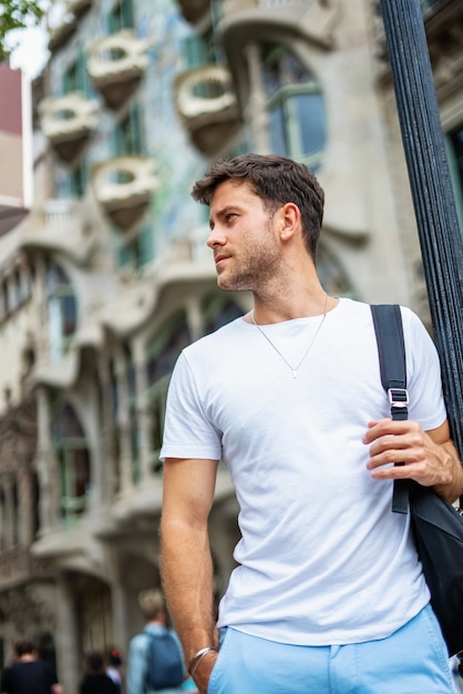 Beau jeune homme dans la rue urbaine