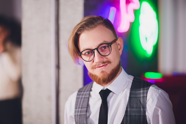 beau jeune homme en élégant costume classique