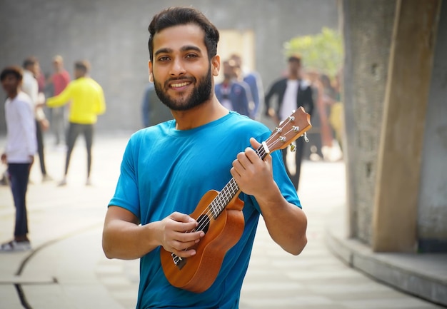 Beau jeune homme femme jouant du ukulélé