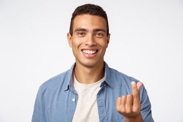 Beau jeune homme gai en chemise bleue sur t-shirt