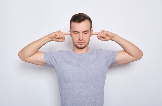 Beau jeune homme gesticulant isolé