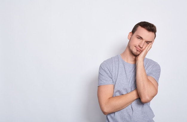 Beau jeune homme gesticulant isolé