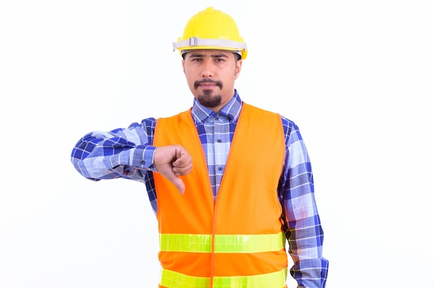 Beau jeune homme iranien barbu travailleur de la construction isolé sur blanc