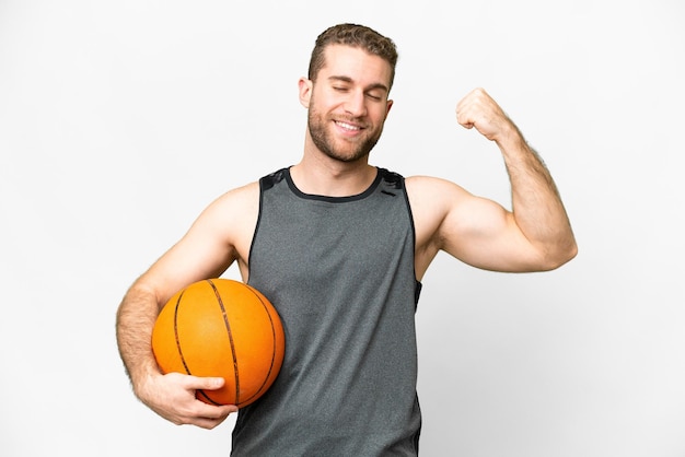 Beau jeune homme jouant au basket-ball sur fond blanc isolé faisant un geste fort