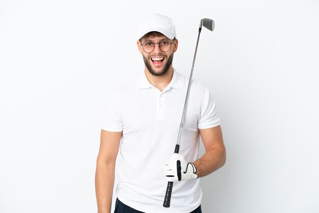 Beau jeune homme jouant au golf isolé sur fond blanc avec une expression faciale surprise