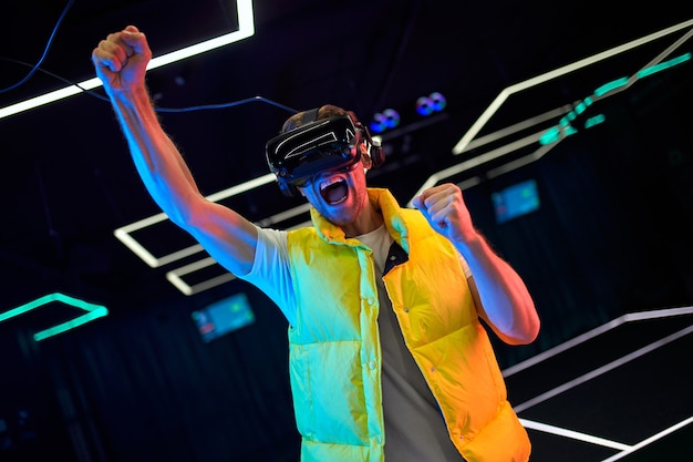 Beau jeune homme avec des lunettes de réalité virtuelle. VR, jeux, divertissement, futur concept technologique.