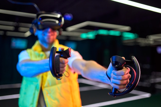 Beau jeune homme avec des lunettes de réalité virtuelle. VR, jeux, divertissement, futur concept technologique.