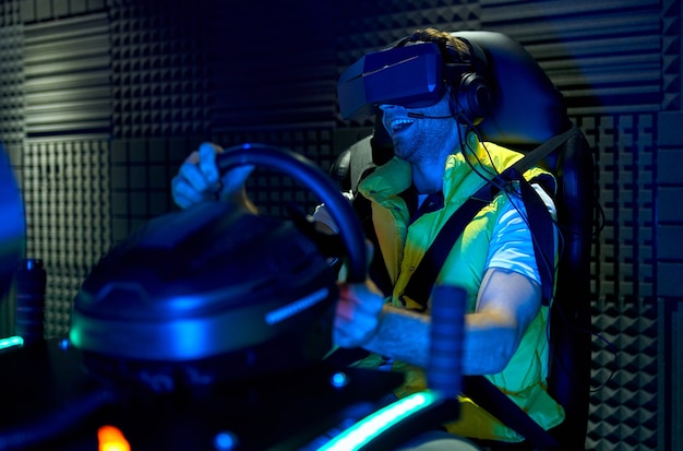 Beau jeune homme avec des lunettes de réalité virtuelle. VR, jeux, divertissement, futur concept technologique.