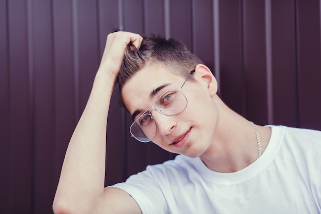 Beau jeune homme à lunettes