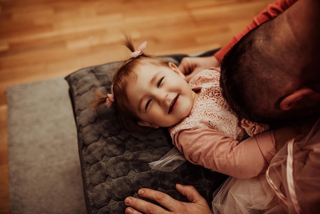 Beau jeune homme à la maison avec sa petite fille mignonne Happy Father39s Day