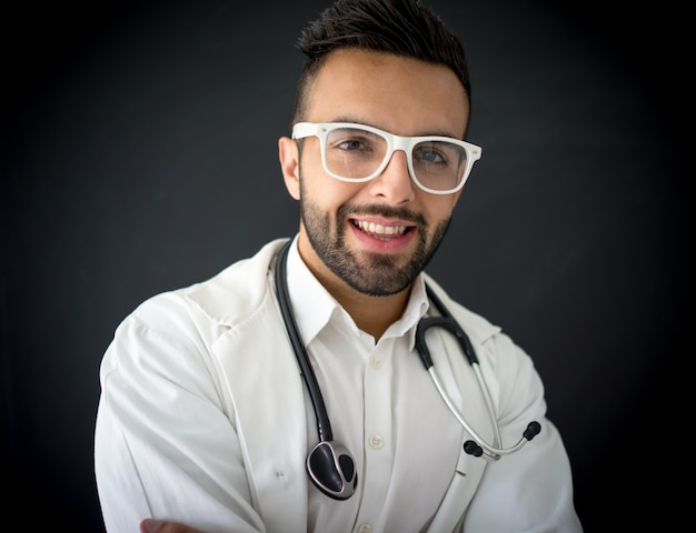 Beau jeune homme médecin sur fond noir