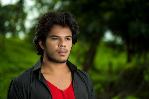 Beau jeune homme de mode posant à l'extérieur