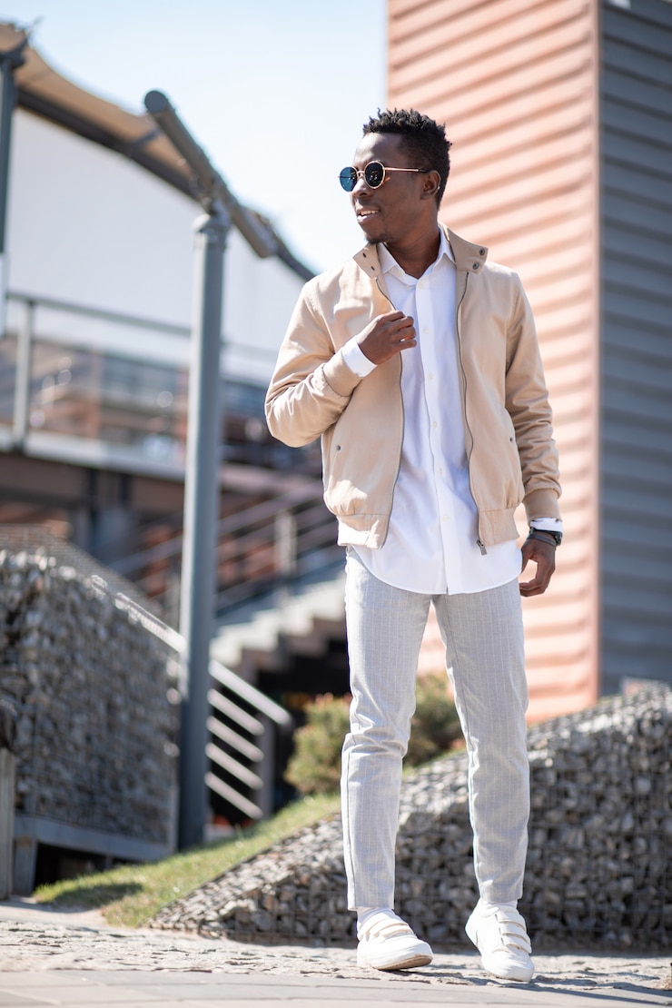 Photo beau jeune homme noir dans une veste et une chemise blanche dans la rue