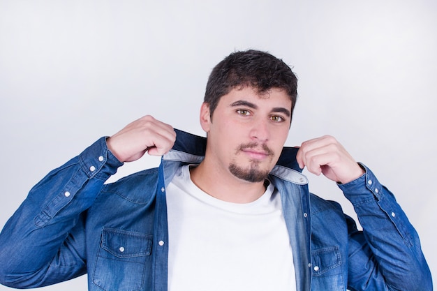 beau et jeune homme posant avec t-shirt isolé