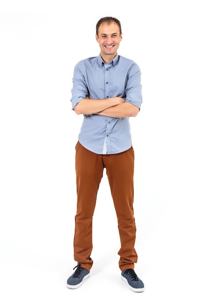 Beau jeune homme qui pose en Studio. Portrait en pleine croissance isolé sur fond blanc