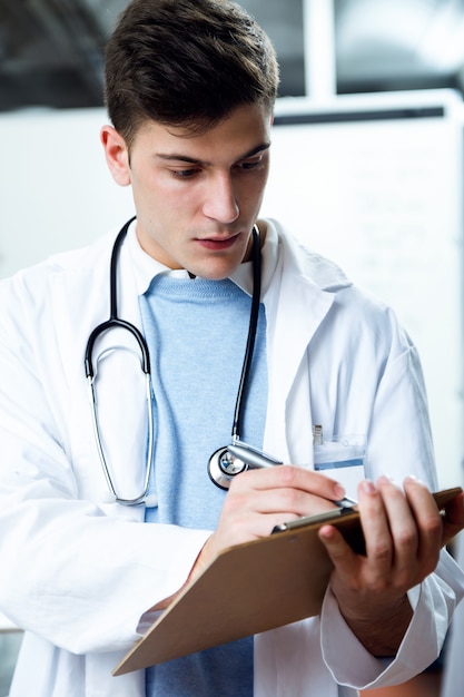 Beau jeune homme qui travaille en laboratoire.