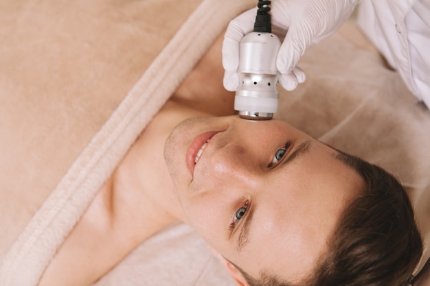 Beau Jeune Homme Recevant Un Traitement De Soin De La Peau Au Salon De Beauté