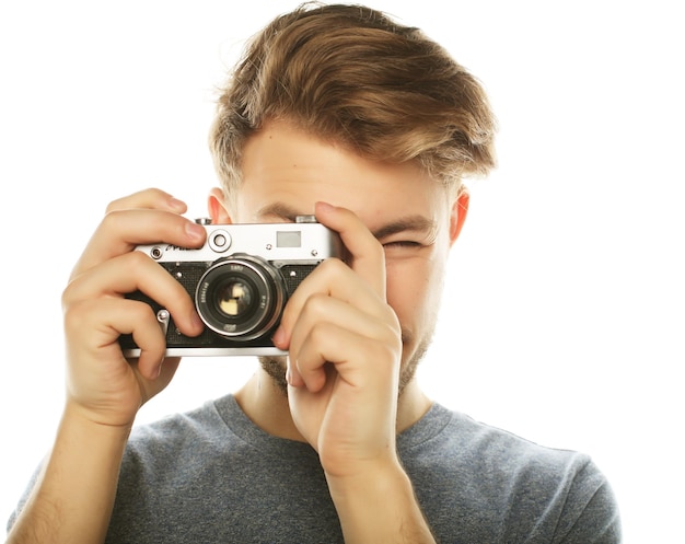 Beau jeune homme regardant la caméra