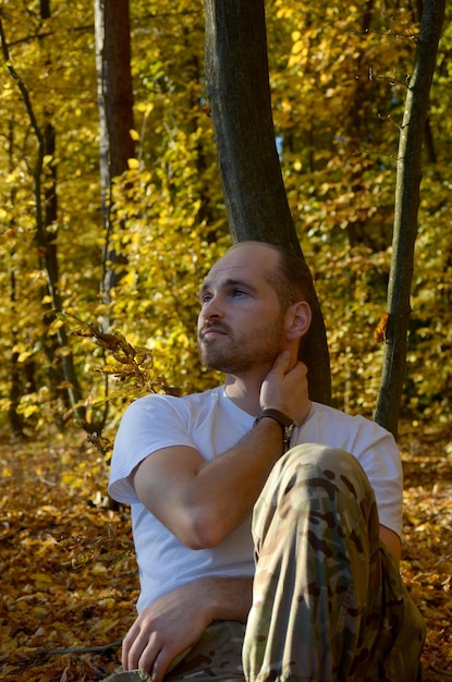 Beau jeune homme se reposant au sein de la nature tourisme loisirs randonnée