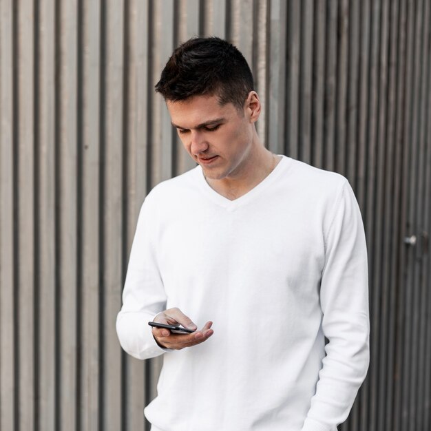 Beau jeune homme avec smartphone