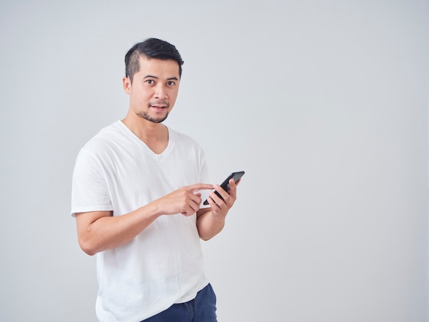 Beau jeune homme avec smartphone.