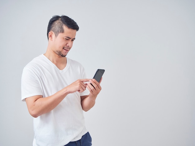 Beau jeune homme avec smartphone.