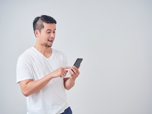 Beau jeune homme avec smartphone.