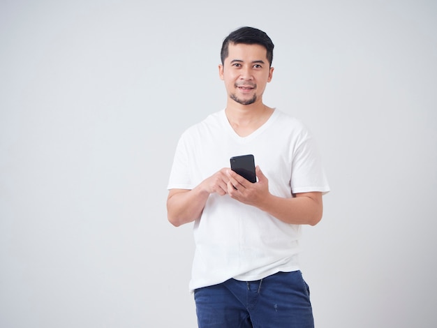 Beau jeune homme avec smartphone.