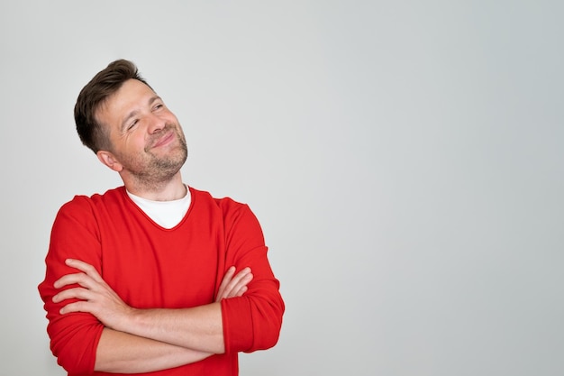 Beau jeune homme souriant debout isolé sur fond blanc