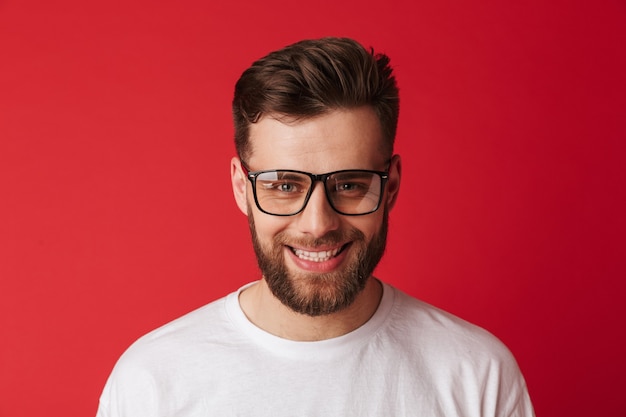 Beau jeune homme souriant, portant des lunettes