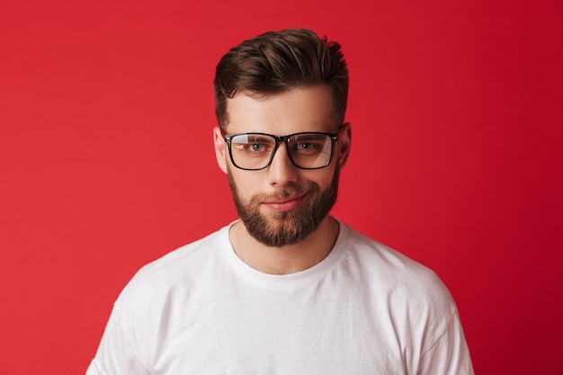 Beau jeune homme souriant, portant des lunettes