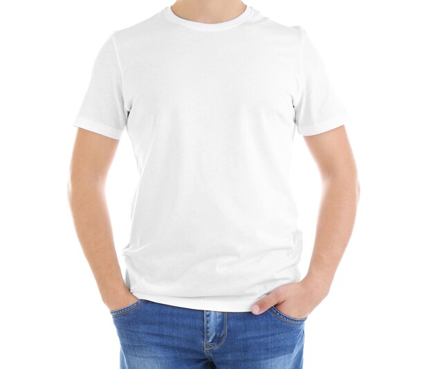 Beau jeune homme en t-shirt blanc sur fond blanc gros plan