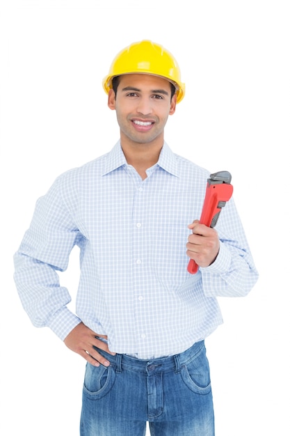 Beau jeune homme à tout faire tenir une clé à pipe