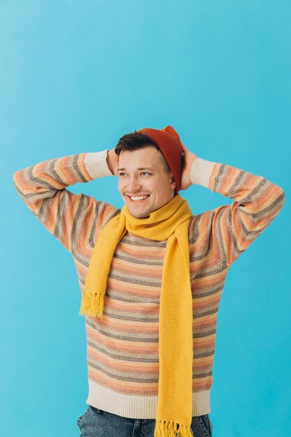 Beau jeune homme en vêtements d'hiver sur fond de couleurxA