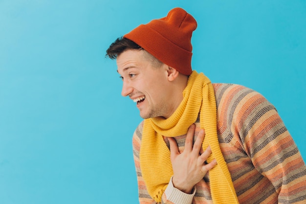 Beau jeune homme en vêtements d'hiver sur fond de couleurxA