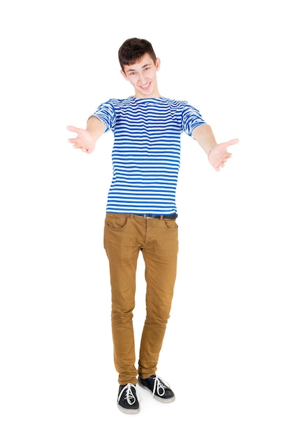 Beau jeune homme vêtu d'un T-shirt marin bleu et blanc