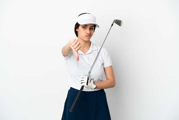 Beau jeune joueur de golfeur femme isolée sur fond blanc montrant le pouce vers le bas avec une expression négative
