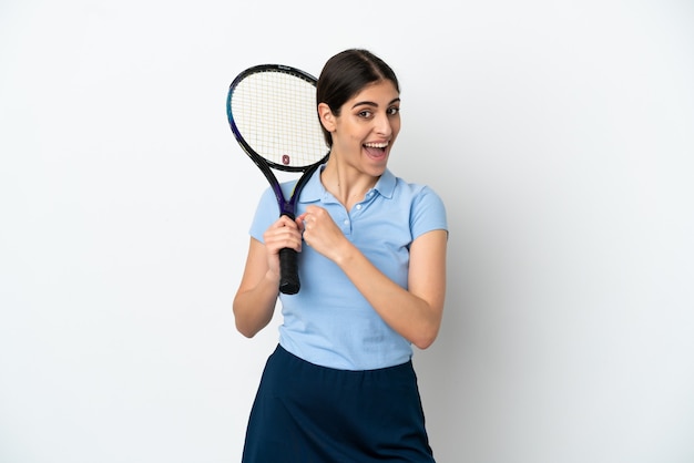 Beau jeune joueur de tennis femme caucasienne isolée sur fond blanc célébrant une victoire