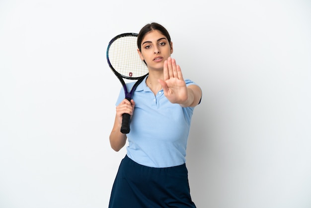 Beau jeune joueur de tennis femme caucasienne isolée sur fond blanc faisant un geste d'arrêt