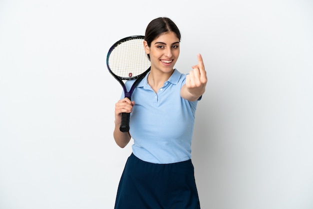 Beau jeune joueur de tennis femme caucasienne isolée sur fond blanc faisant le geste à venir