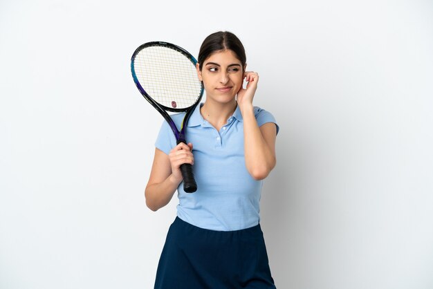 Beau Jeune Joueur De Tennis Femme Caucasienne Isolée Sur Fond Blanc Frustré Et Couvrant Les Oreilles