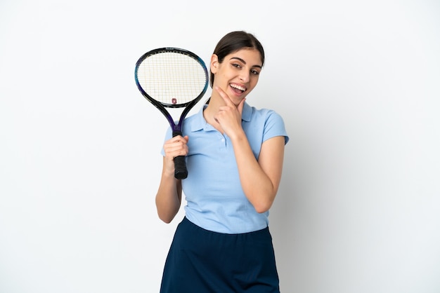 Beau jeune joueur de tennis femme caucasienne isolée sur fond blanc heureux et souriant