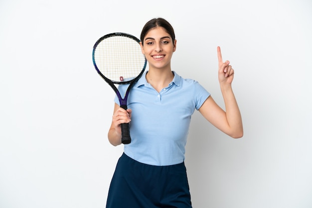 Beau jeune joueur de tennis femme caucasienne isolée sur fond blanc pointant vers une excellente idée